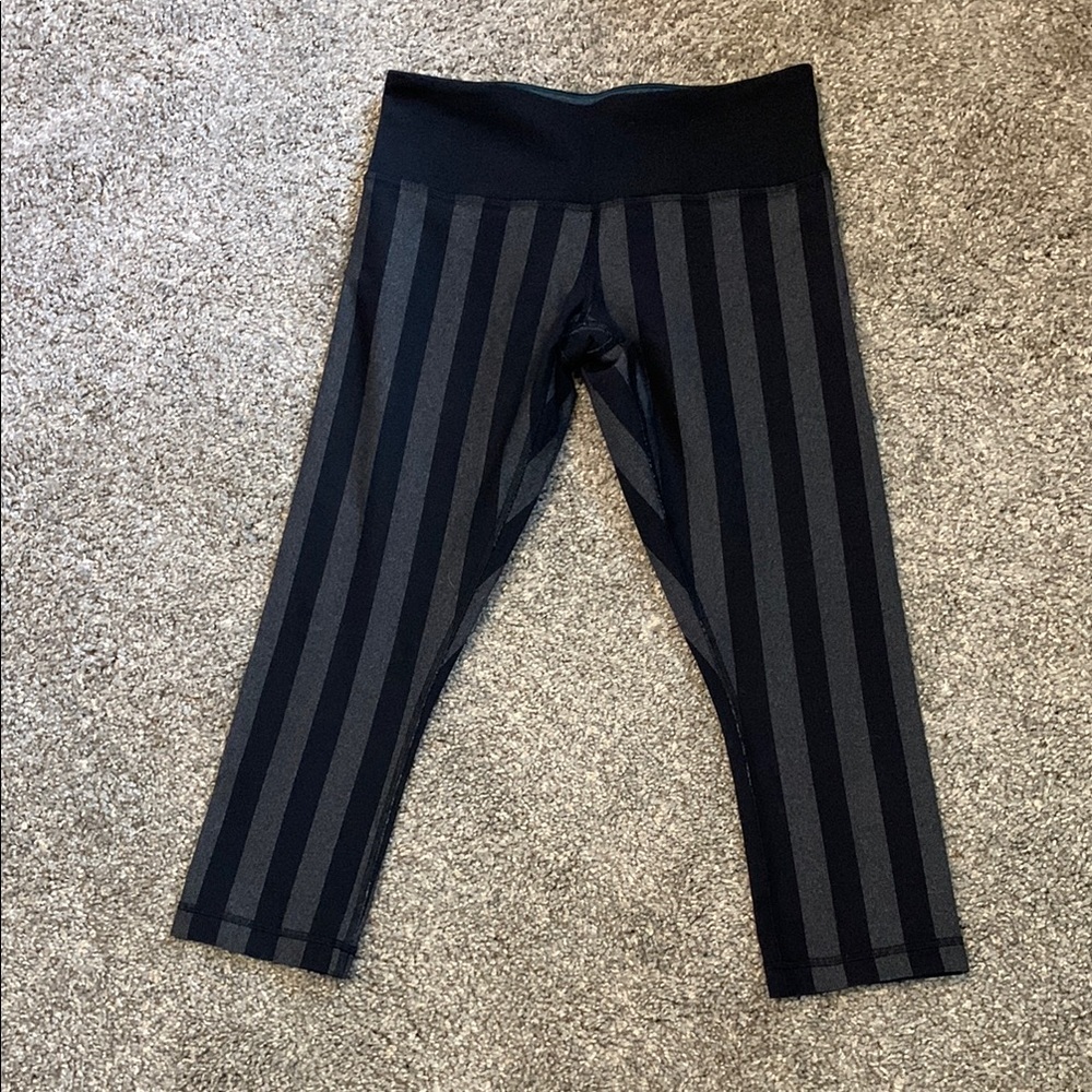 Lululemon Black and Gray Cropped Leggings Size 6